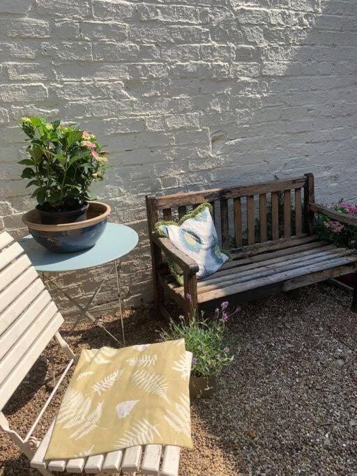 Beautiful Georgian Cottage Within A Private Walled Garden Oakham Exterior photo
